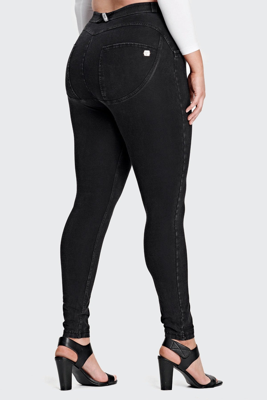 CURVY BLACK DENIM BLACK STITCH MID-RISE