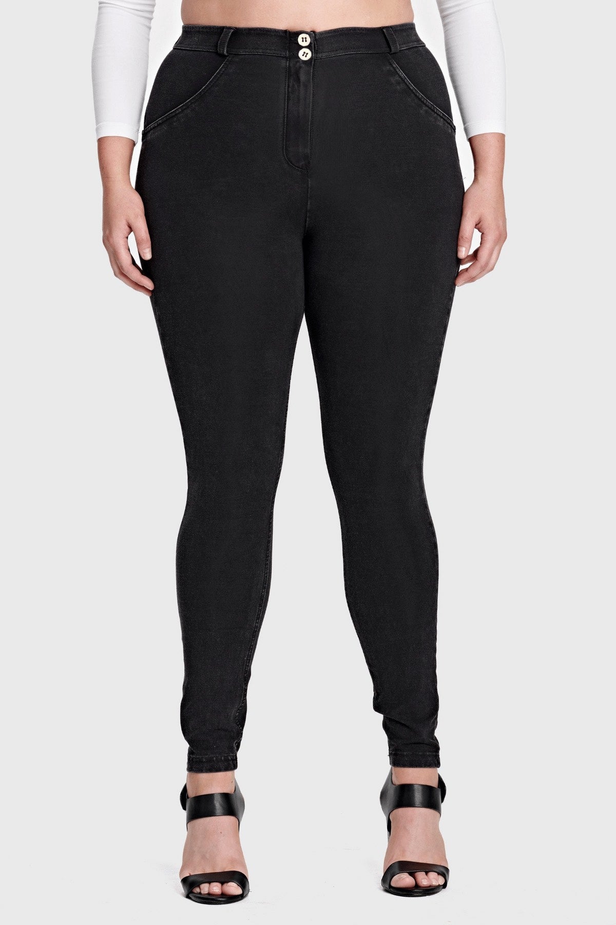 CURVY BLACK DENIM BLACK STITCH MID-RISE