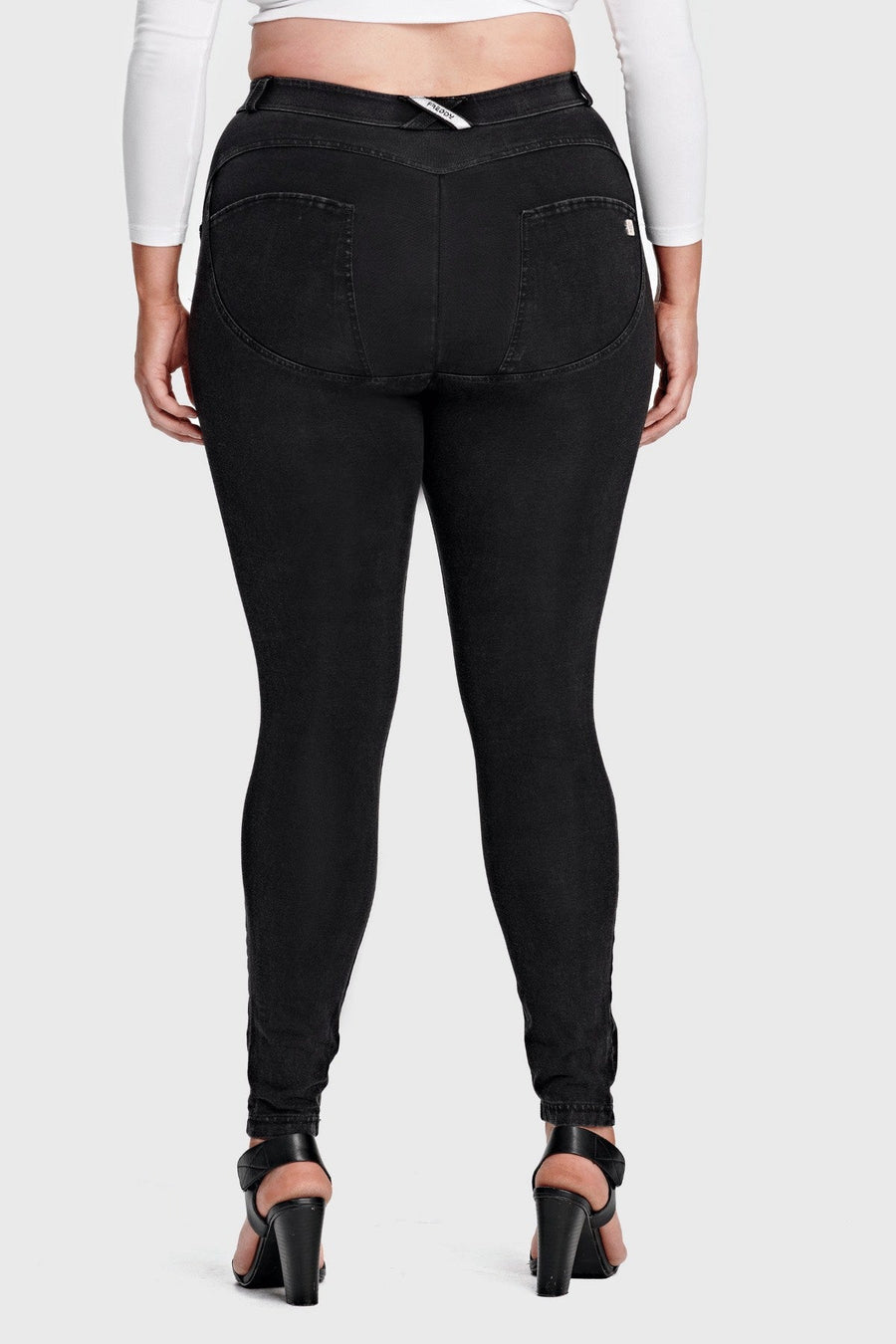 CURVY BLACK DENIM BLACK STITCH MID-RISE